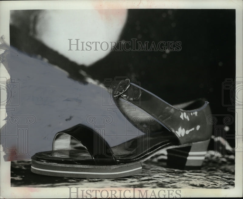 Load image into Gallery viewer, 1967 Press Photo Women's Shoe - neo07747
