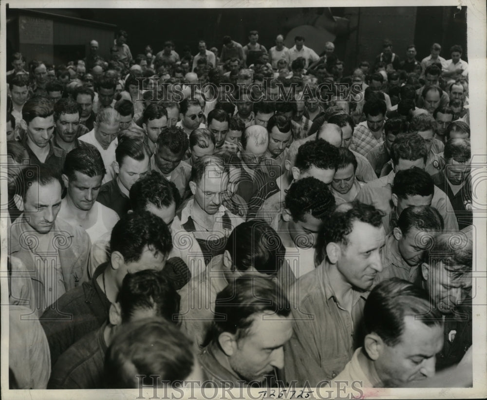 1944 Press Photo Workers Praying for Allied Army at Todd Shipyards Corp, Hoboken