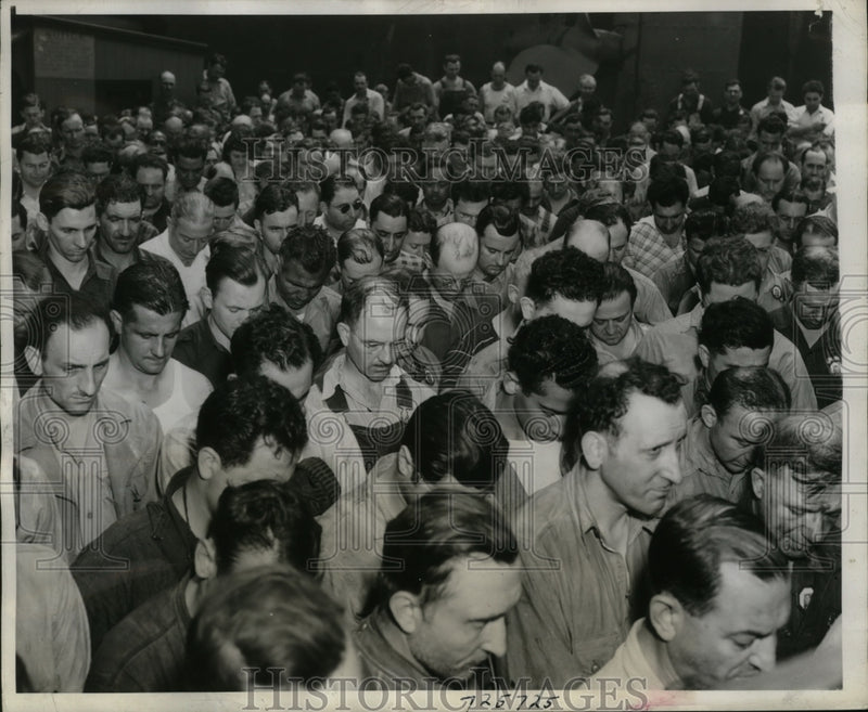 Load image into Gallery viewer, 1944 Press Photo Workers Praying for Allied Army at Todd Shipyards Corp, Hoboken
