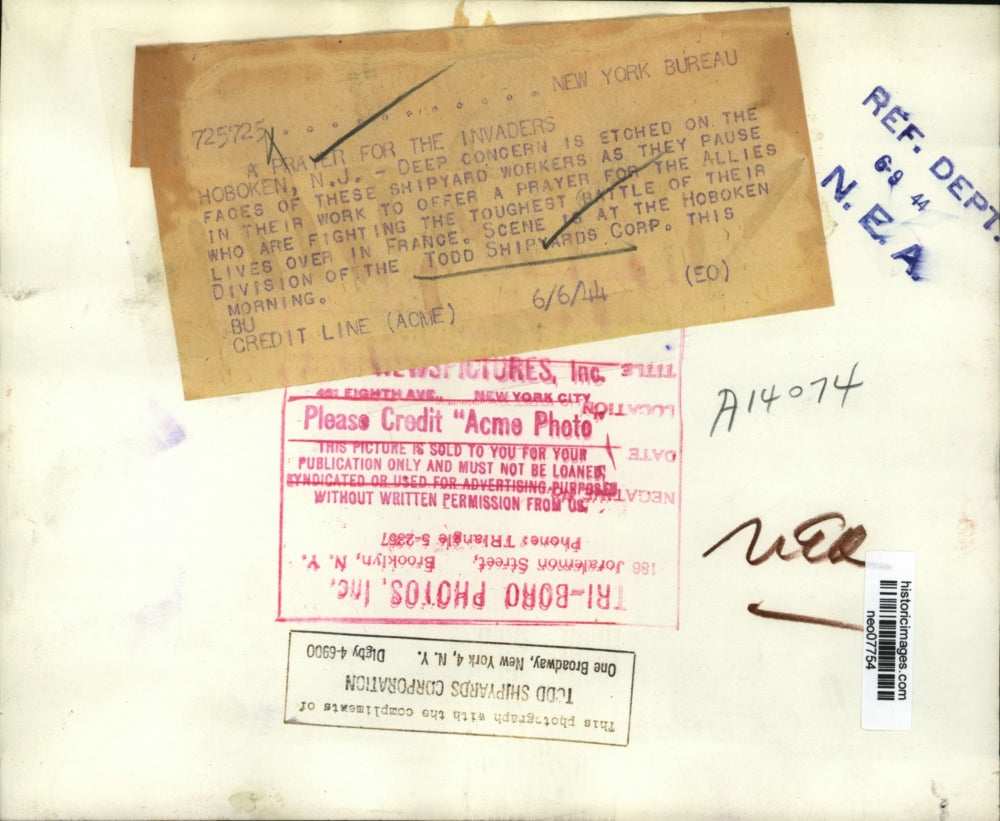 1944 Press Photo Workers Praying for Allied Army at Todd Shipyards Corp, Hoboken