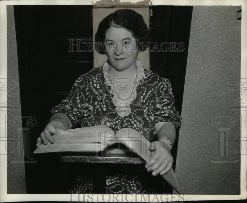 Load image into Gallery viewer, 1938 Press Photo Elizabeth Gratt - neo07827
