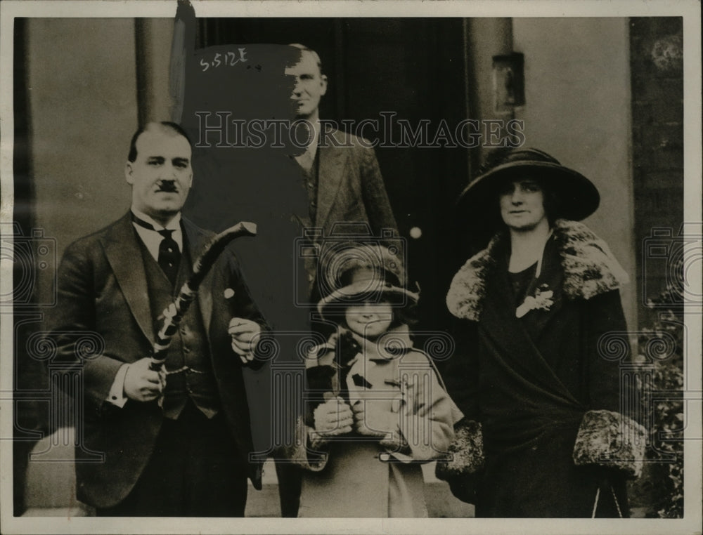 1929 Press Photo Pack Hayes, Wife & Daughter Polly with Shillelagh - neo07834