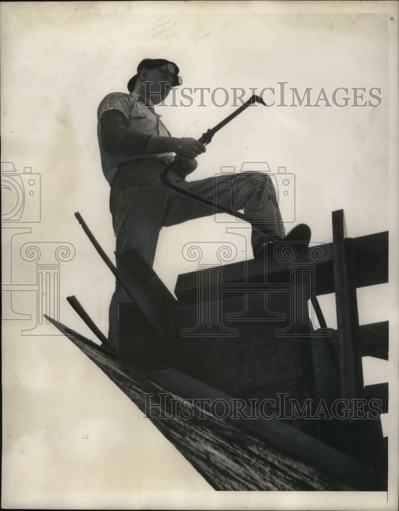 1942 Press Photo River Barge Welder at Alexander Shipyards, New Orleans
