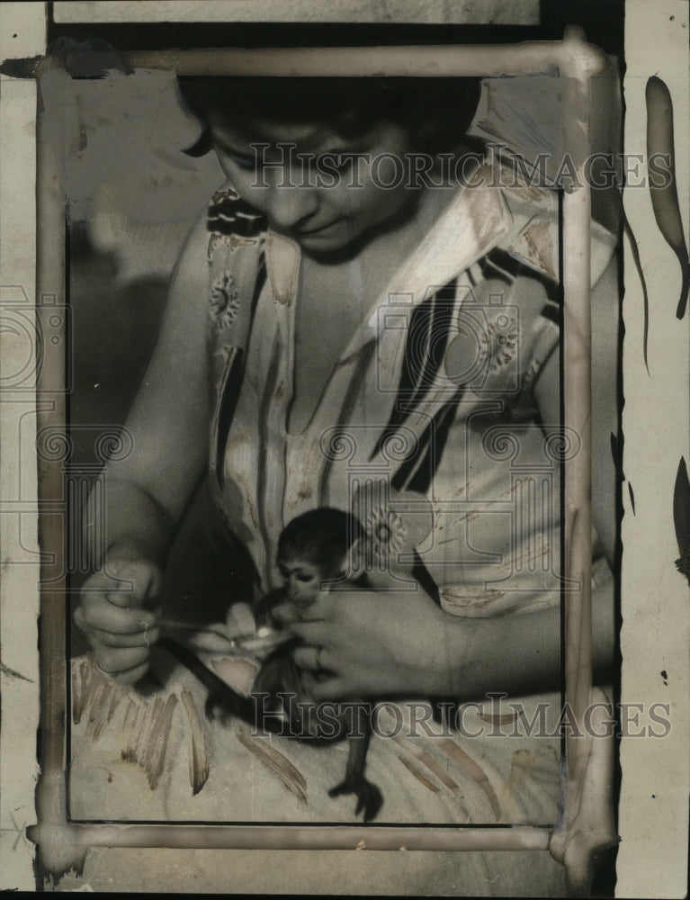 1932 Press Photo Mrs. Kenneth Johnstone with Monkey - neo07935