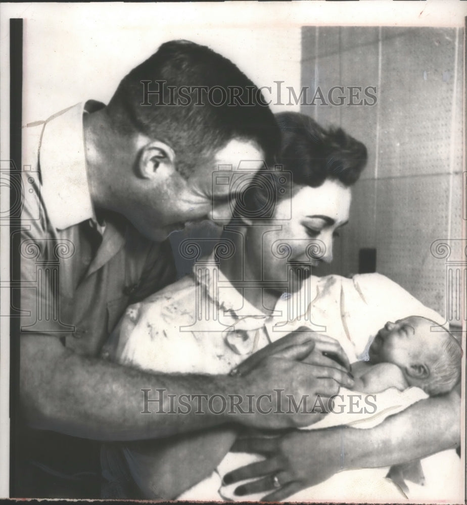 1956 Press Photo Air Force Captain Thomas O'Rourke w/ Family ater $64,000 Win