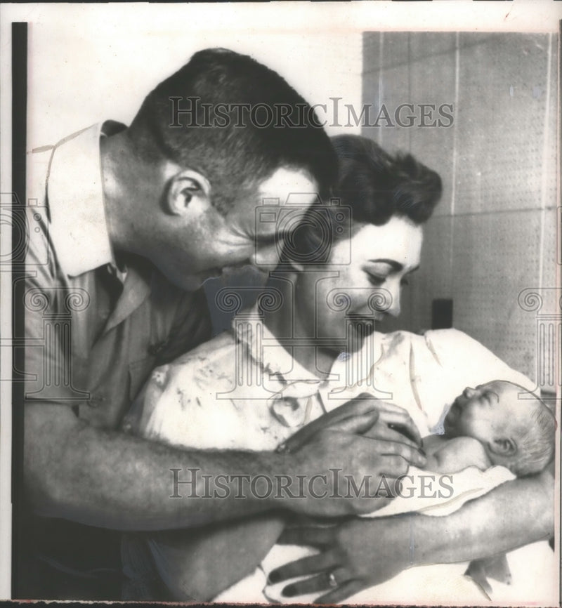 Load image into Gallery viewer, 1956 Press Photo Air Force Captain Thomas O'Rourke w/ Family ater $64,000 Win
