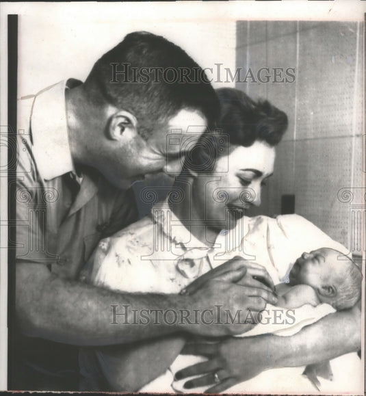1956 Press Photo Air Force Captain Thomas O'Rourke w/ Family ater $64,000 Win
