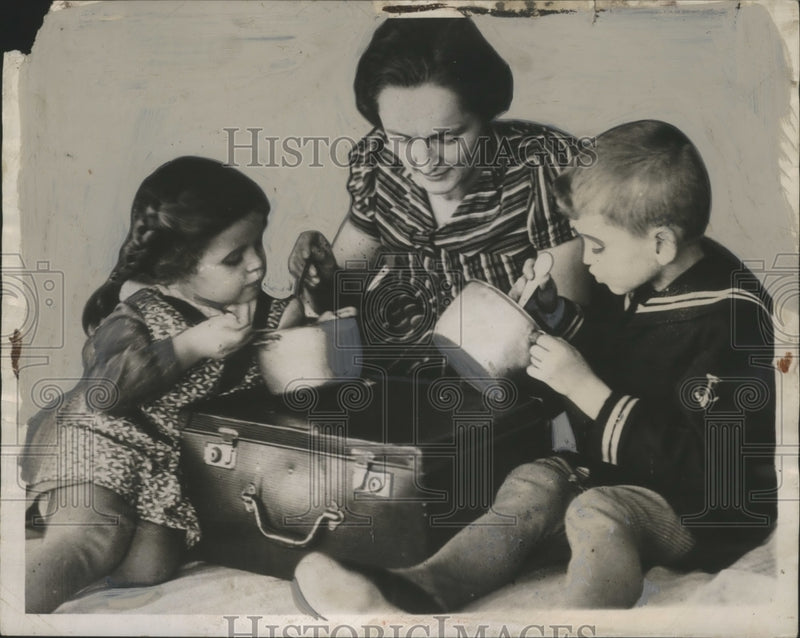 Load image into Gallery viewer, 1938 Press Photo Mother &amp; Her 2 Children Share Meal at Masaryk Stadium in Prague
