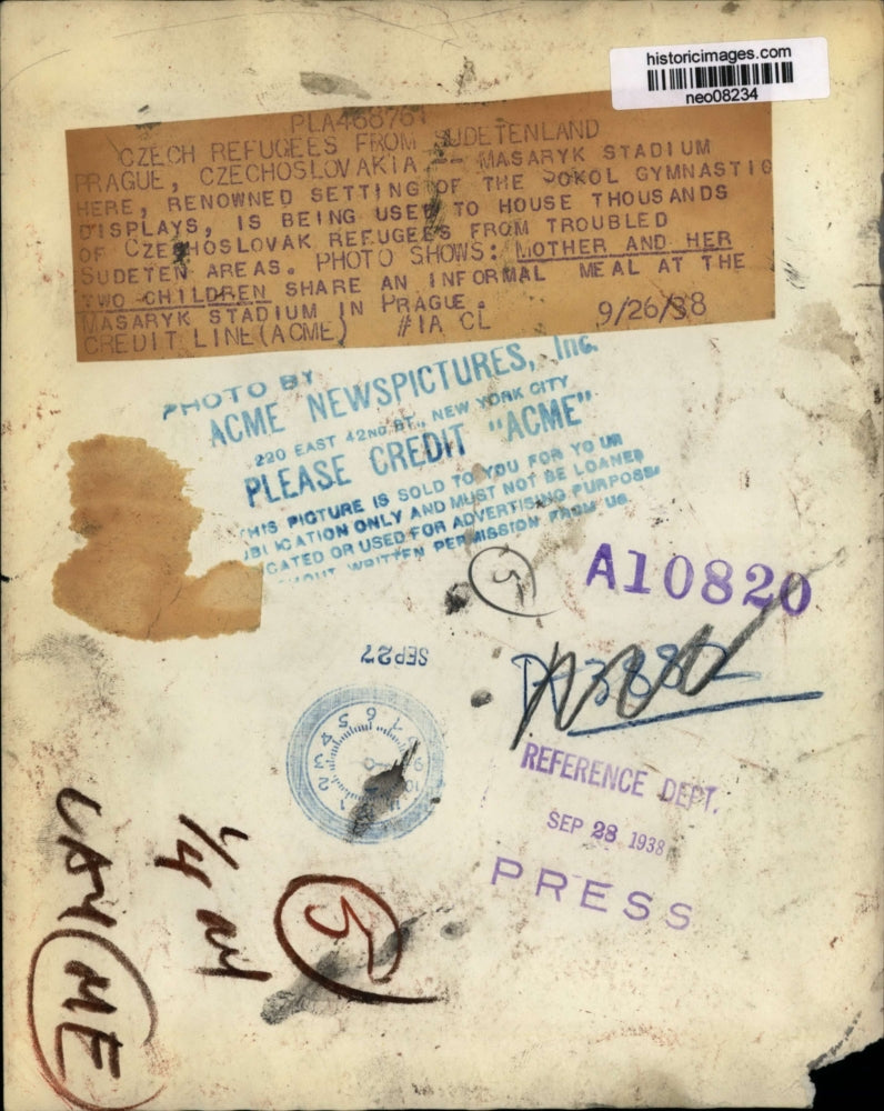 1938 Press Photo Mother & Her 2 Children Share Meal at Masaryk Stadium in Prague