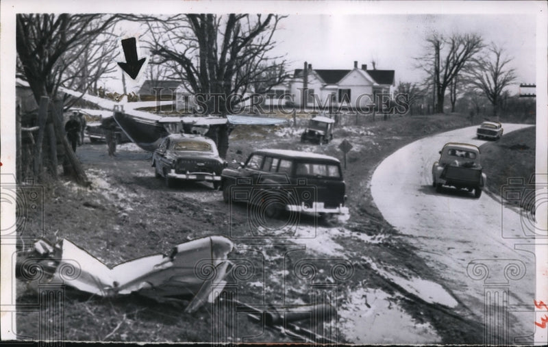 Load image into Gallery viewer, 1956 Press Photo Richard Thoni Makes Forced Plane Landing in Nashville, TN
