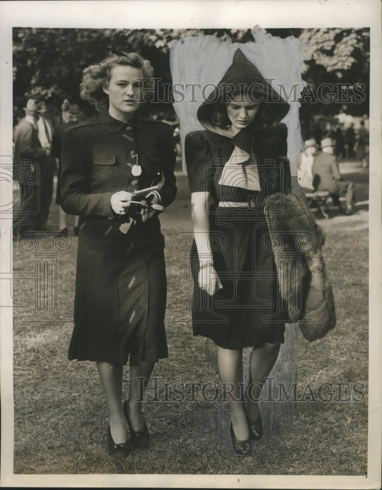 Load image into Gallery viewer, 1939 Press Photo Barbara Ridder &amp; Katharine R. Jones at Belmont Park Racetrack
