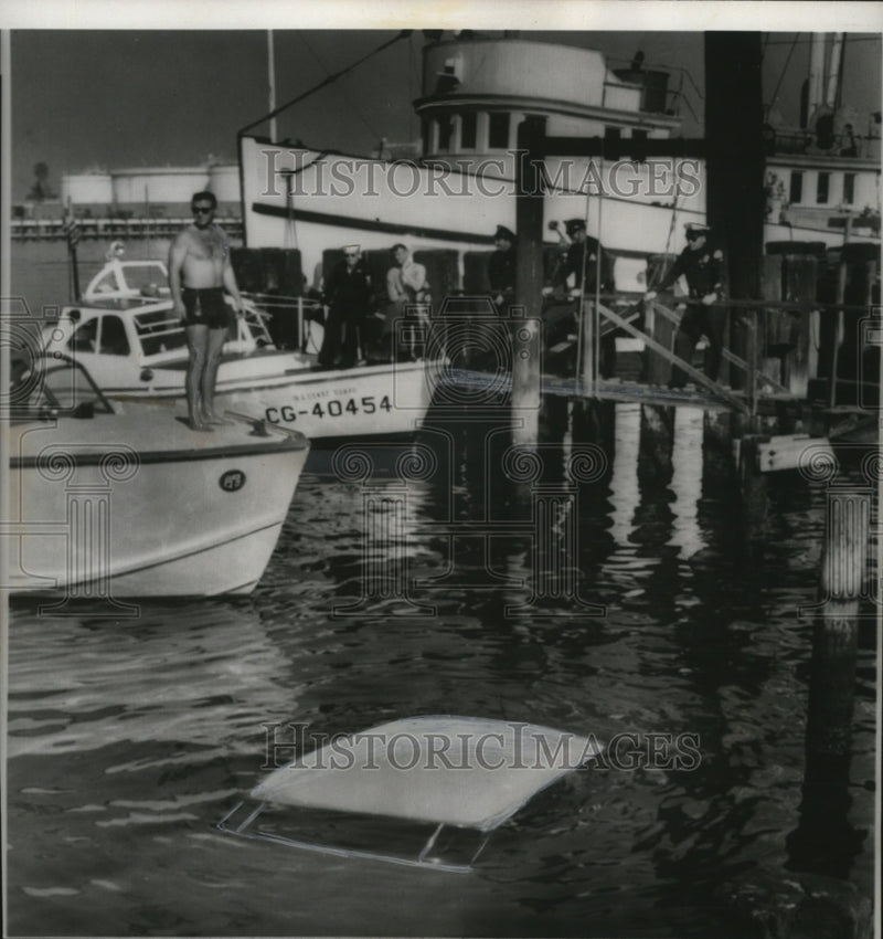 Load image into Gallery viewer, 1959 Press Photo Car Submerged in Los Angeles Harbor After Richard Pote Crash
