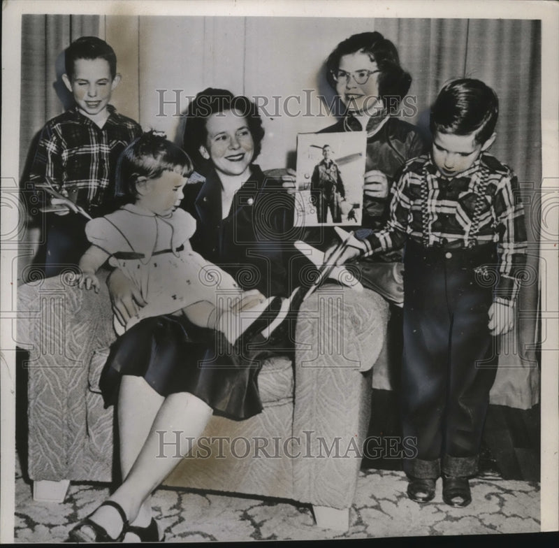 Load image into Gallery viewer, 1953 Press Photo Family of Korean War Ace Colonel Royal N. Baker, Mckinney Texas
