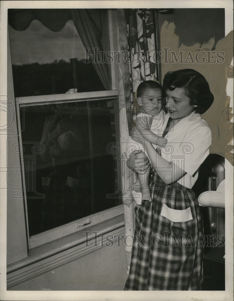 Load image into Gallery viewer, 1949 Press Photo Mrs. Gerald Rosenthal &amp; Baby Gerry - neo08779
