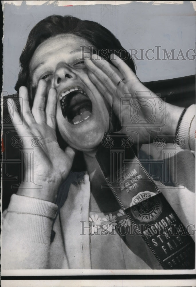 Load image into Gallery viewer, 1956 Press Photo Mrs. George Seidelman, Husband Caller at Michigan State Fair
