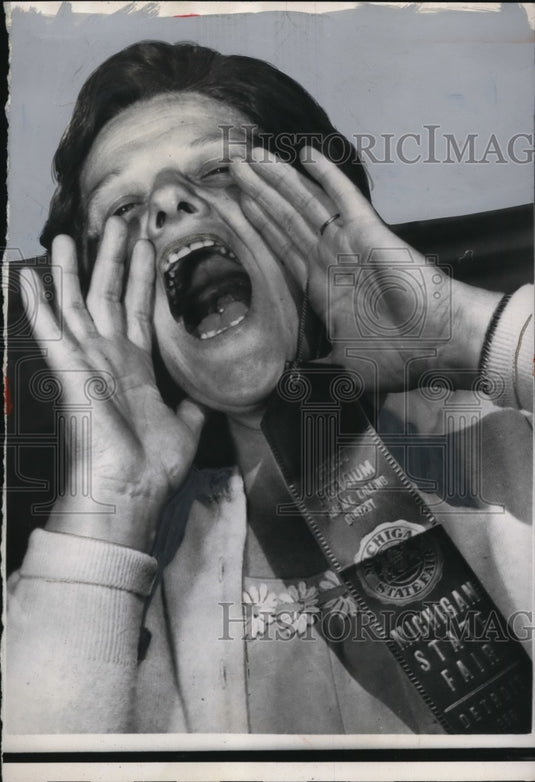 1956 Press Photo Mrs. George Seidelman, Husband Caller at Michigan State Fair