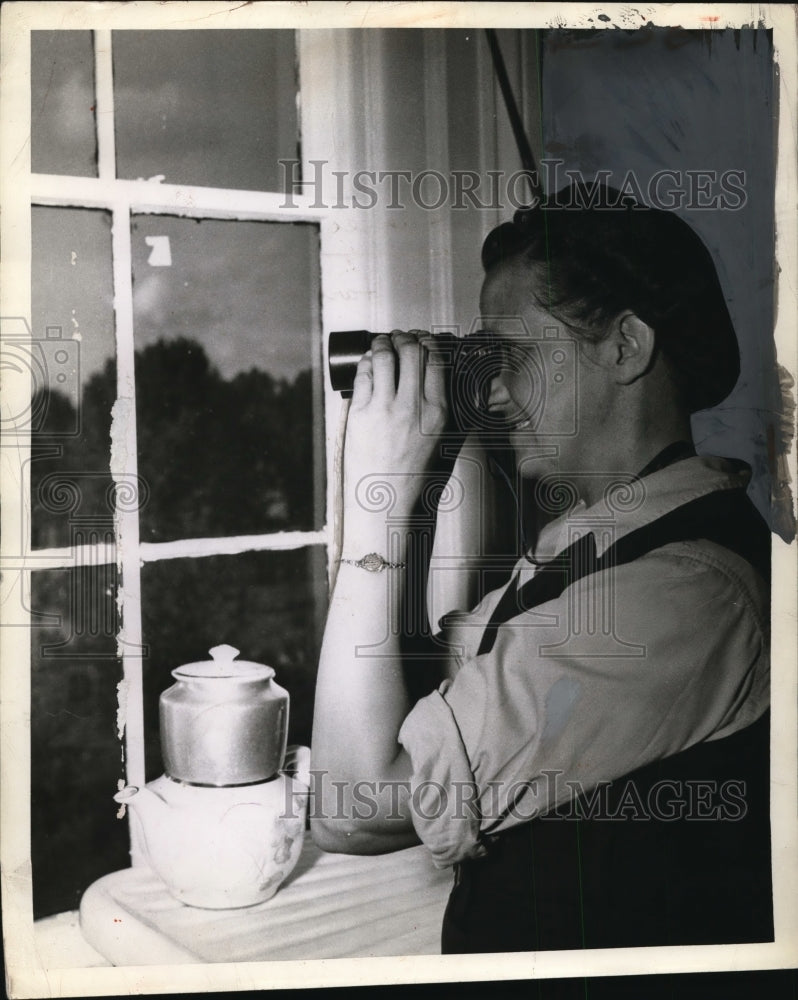 1943 Press Photo Mrs Andrew Haynes of Fairport Harbor, Ohio - neo08923