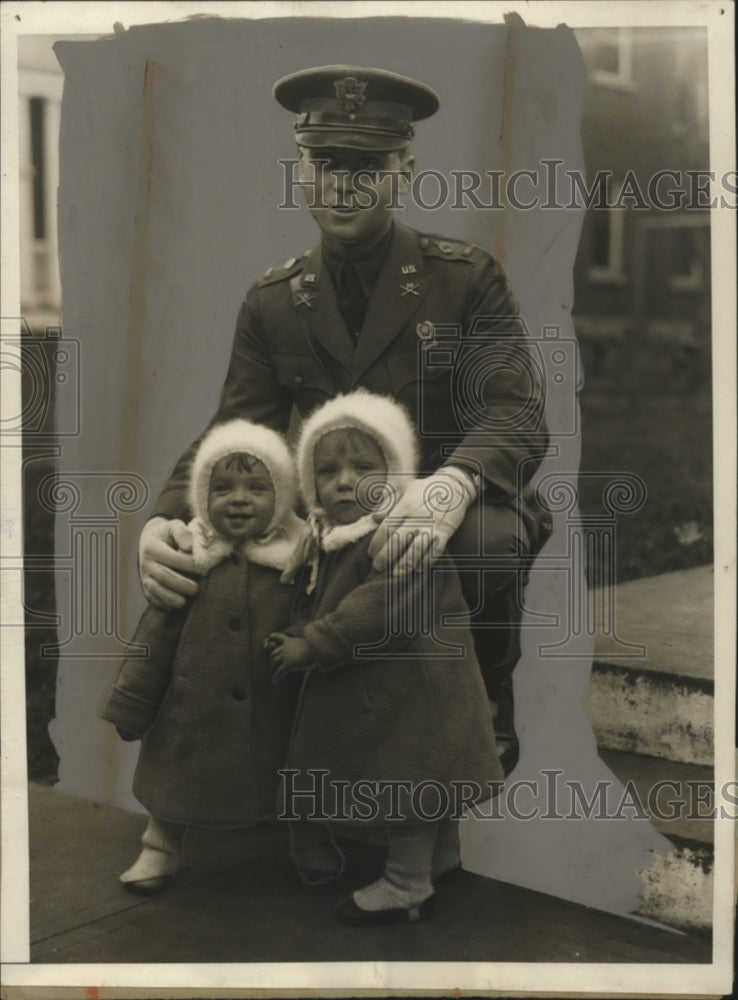 1930 Press Photo Lt Charles Summerall w/ Twins at Retirement Parade - neo08991