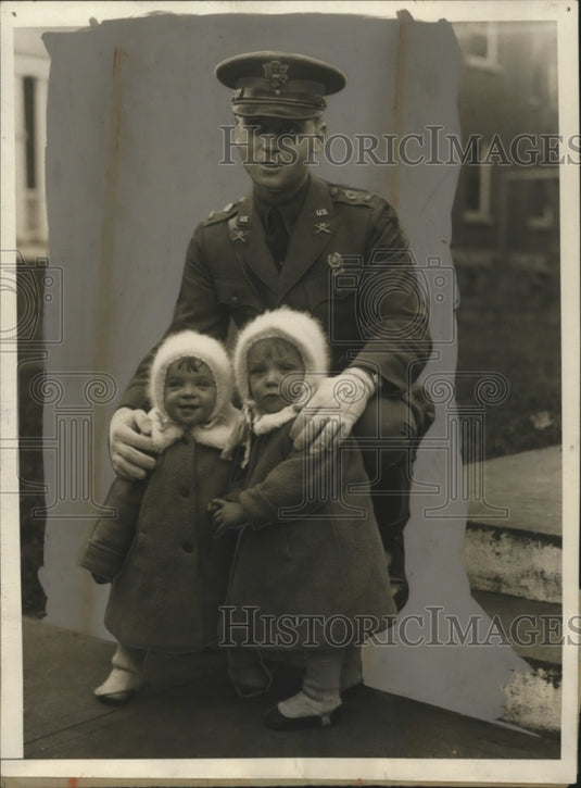 1930 Press Photo Lt Charles Summerall w/ Twins at Retirement Parade - neo08991