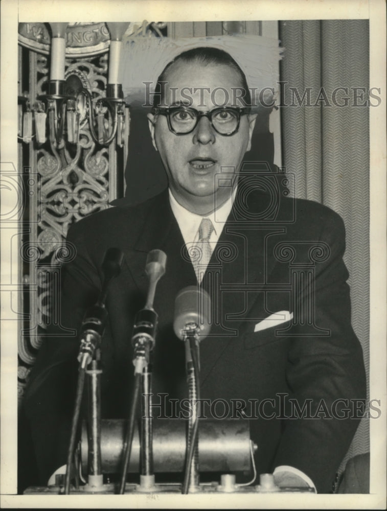 Load image into Gallery viewer, 1955 Press Photo Heinrich von Bertrand Addressing National Press Club Washington
