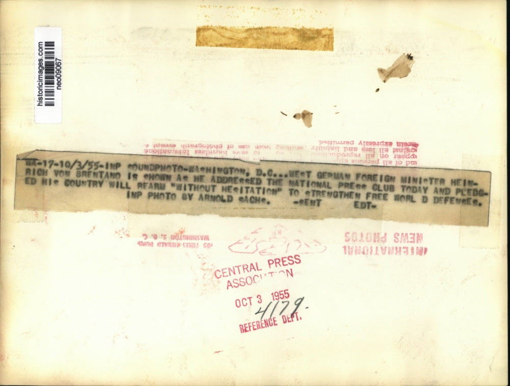 1955 Press Photo Heinrich von Bertrand Addressing National Press Club Washington