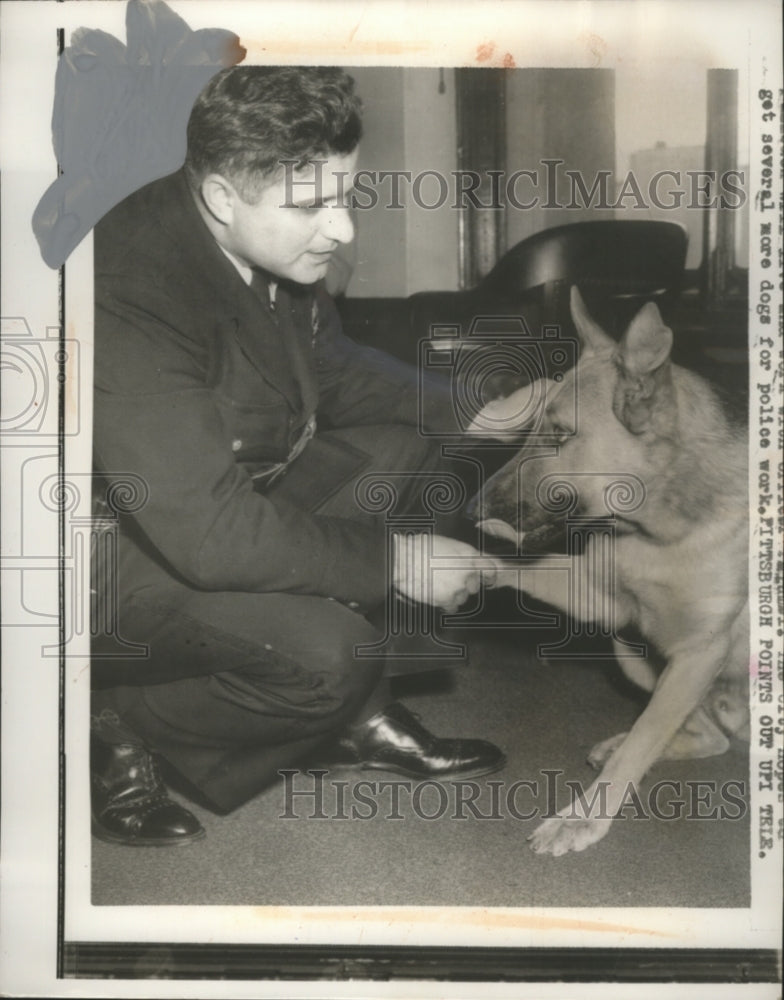 Load image into Gallery viewer, 1958 Press Photo Policeman Ben Palumbi &amp; Dog Fullback von Lill, Pittsburgh
