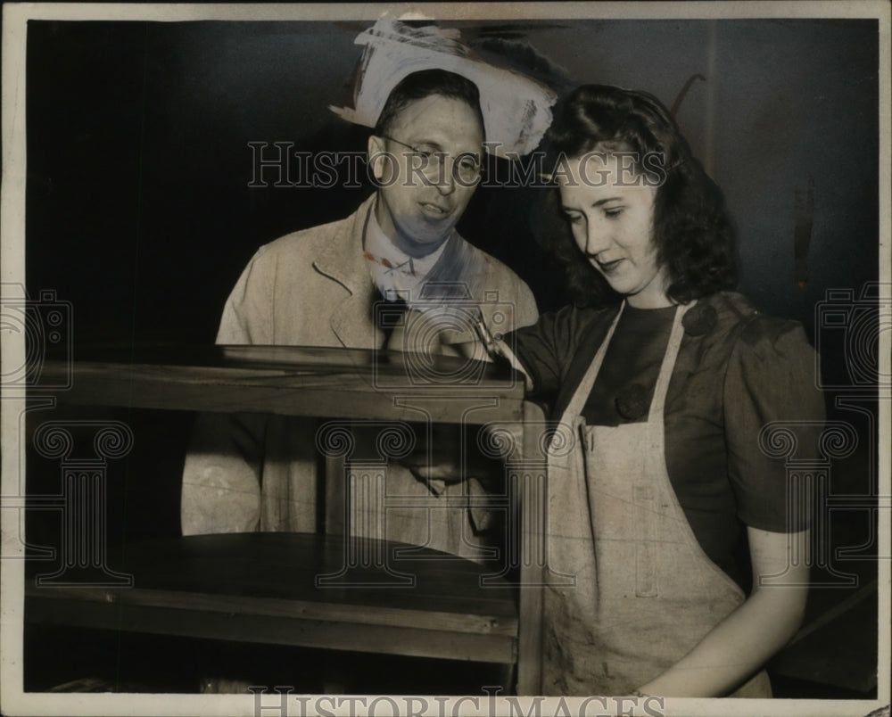 1942 Press Photo instructor L. M. Miner shows Eunice Schmitz how to varnish