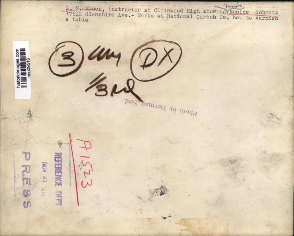 1942 Press Photo instructor L. M. Miner shows Eunice Schmitz how to varnish