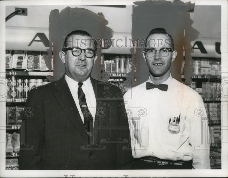 Load image into Gallery viewer, 1959 Press Photo Cleveland Pick-n-Pay Employees Kurti &amp; Rozlozny - neo09574
