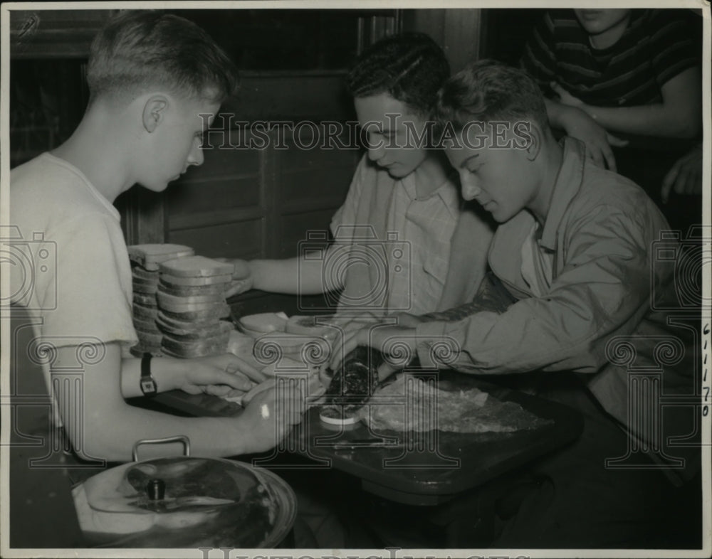 1941 Press Photo American Youth Hostels Party Making Lunch Aboard Train, Canada