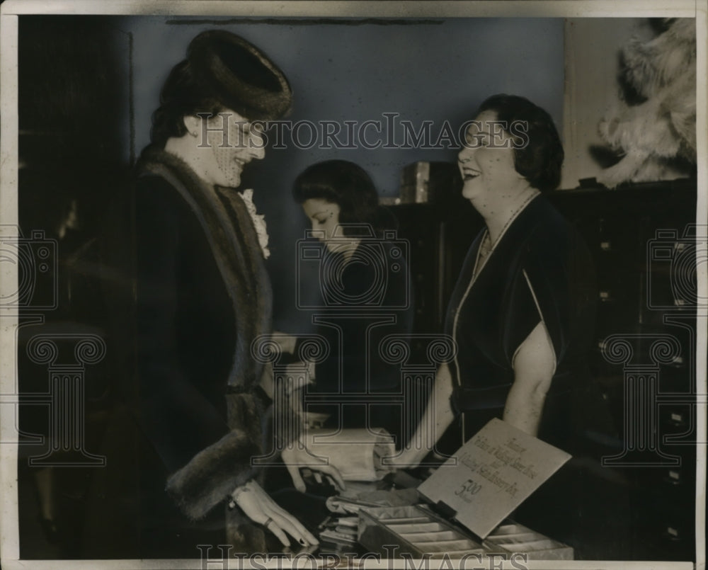 1938 Press Photo Mrs Anthony Eden Shopping in New York City - neo09665