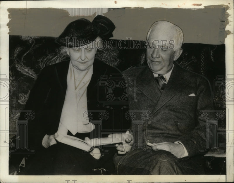 Load image into Gallery viewer, 1937 Press Photo Mr &amp; Mrs Norman Davis Attend Sugar Conference, Plymouth England
