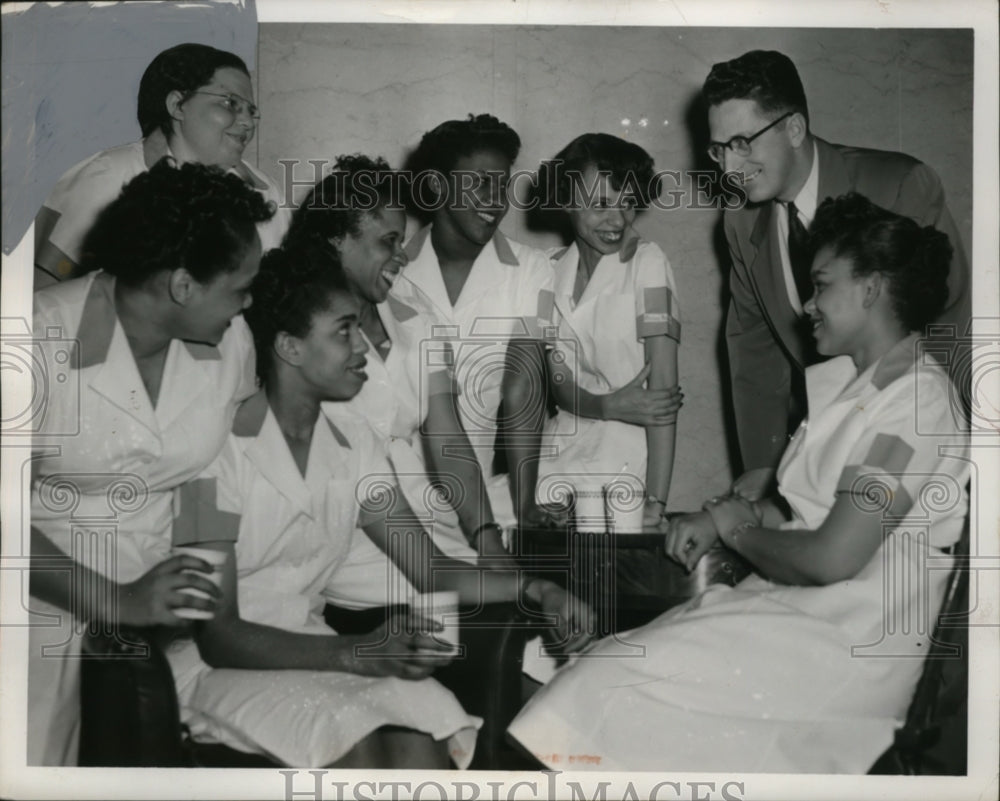 1953 Press Photo Nurse Asst. at St. Luke Catherine Logan, Alberta Murray, Jane