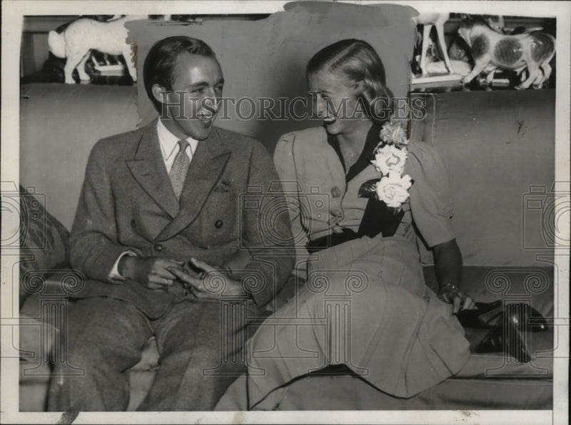 Load image into Gallery viewer, 1938 Press Photo Ann Carroll Meem &amp; Edward B. McLean Jr. plan a June Wedding

