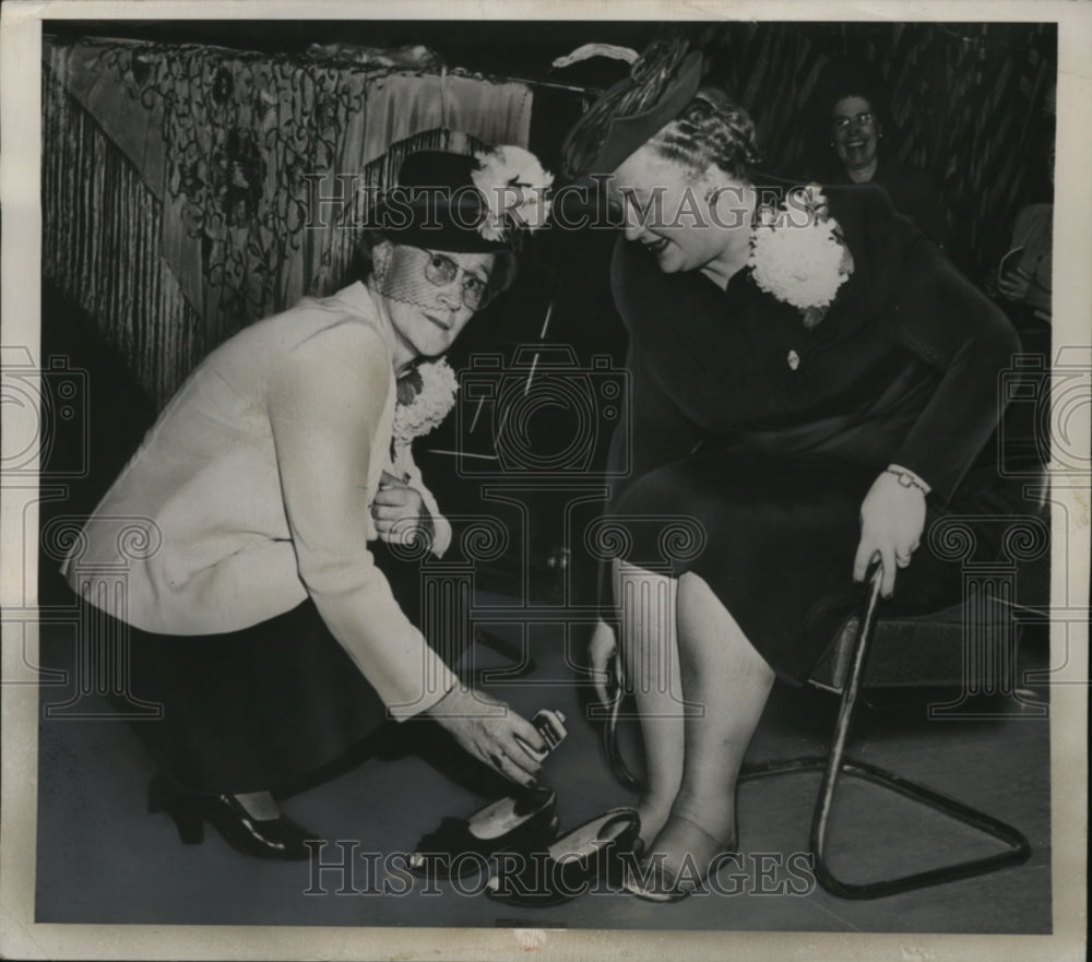 1947 Press Photo Lillie Brannaman with Convention Chairman Beatrice Trumbull