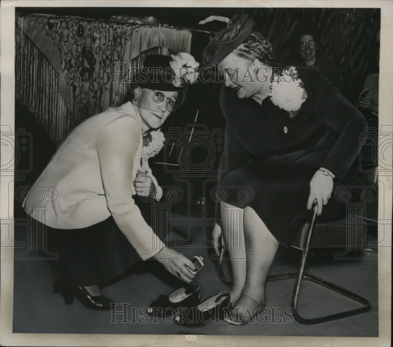 Load image into Gallery viewer, 1947 Press Photo Lillie Brannaman with Convention Chairman Beatrice Trumbull
