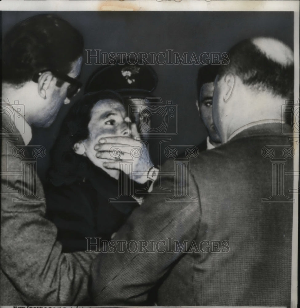 1959 Press Photo Rome, Italy Woman Arrested for Approaching Queen Elizabeth