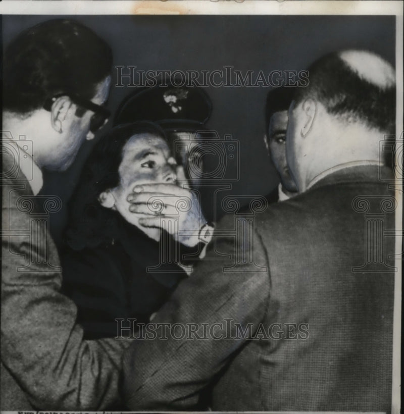 Load image into Gallery viewer, 1959 Press Photo Rome, Italy Woman Arrested for Approaching Queen Elizabeth
