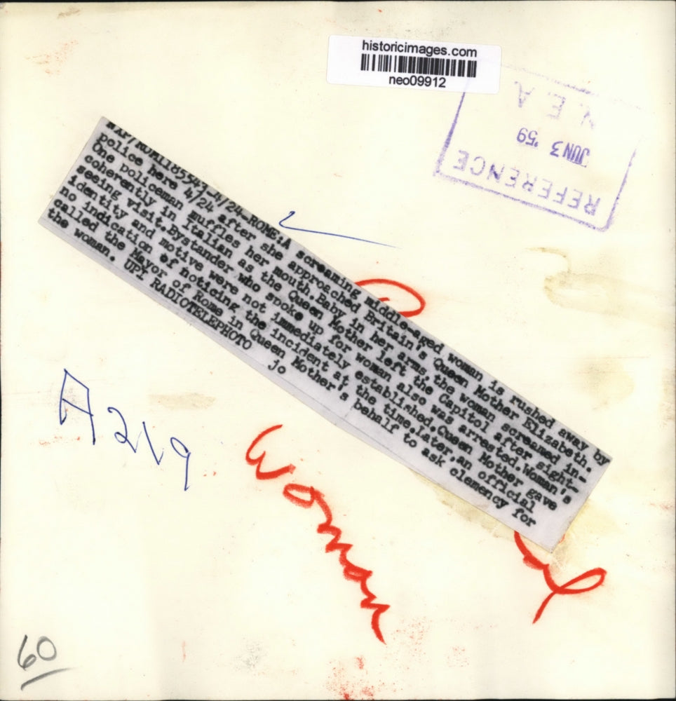 1959 Press Photo Rome, Italy Woman Arrested for Approaching Queen Elizabeth