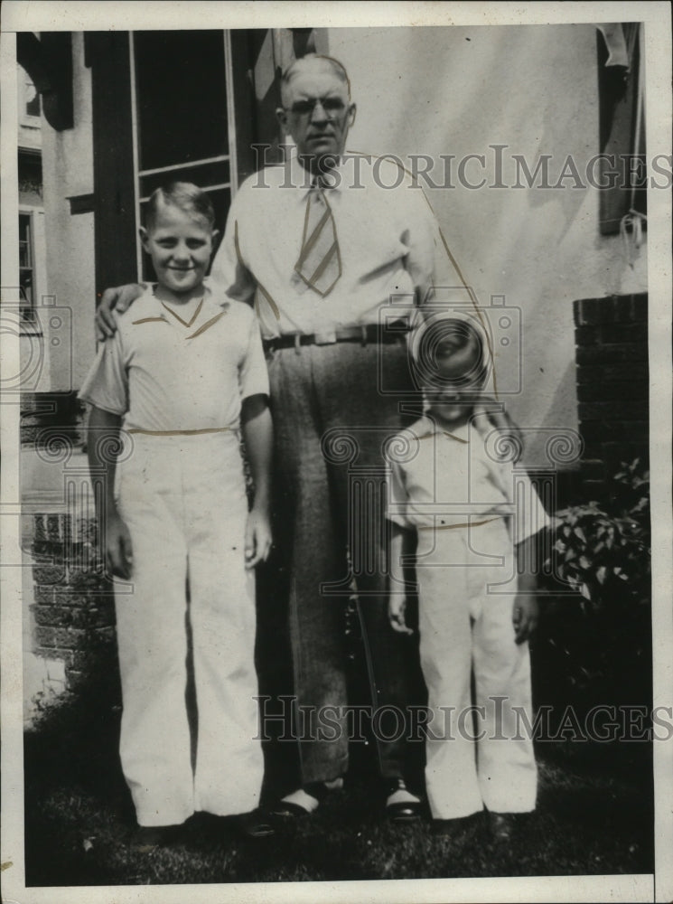 1931 Press Photo Captain George Mallom World War Hero of Minneapolis with & Sons