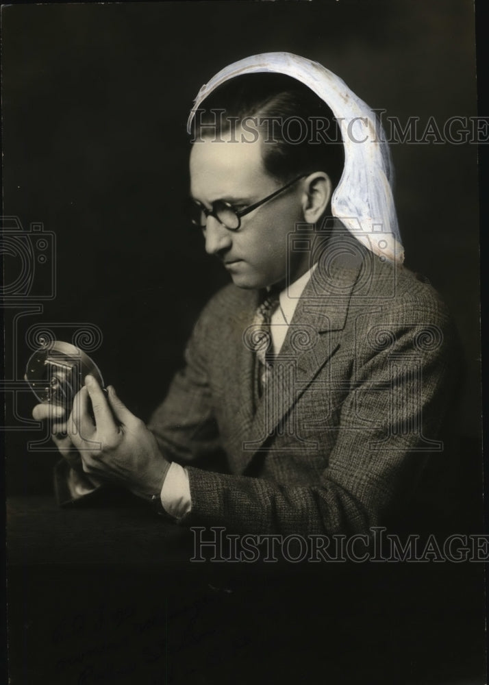 1928 Press Photo Robert A. Fox, "Posing for the Execution". - neo10236