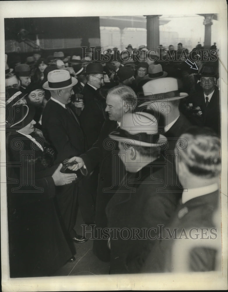 1932 Press Photo Pres Hoover Shakes Hands With a Friend at Union Station in D.C.