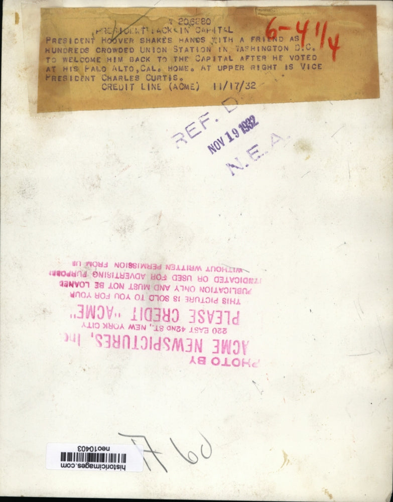 1932 Press Photo Pres Hoover Shakes Hands With a Friend at Union Station in D.C.