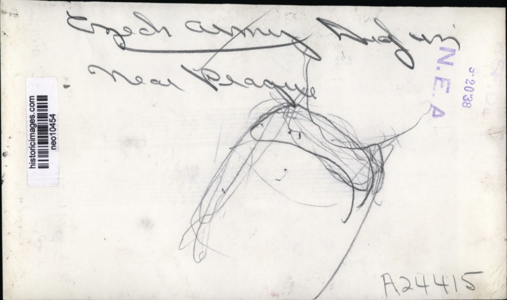 1938 Press Photo Czechoslovakian Army Dig in Prague - neo10454