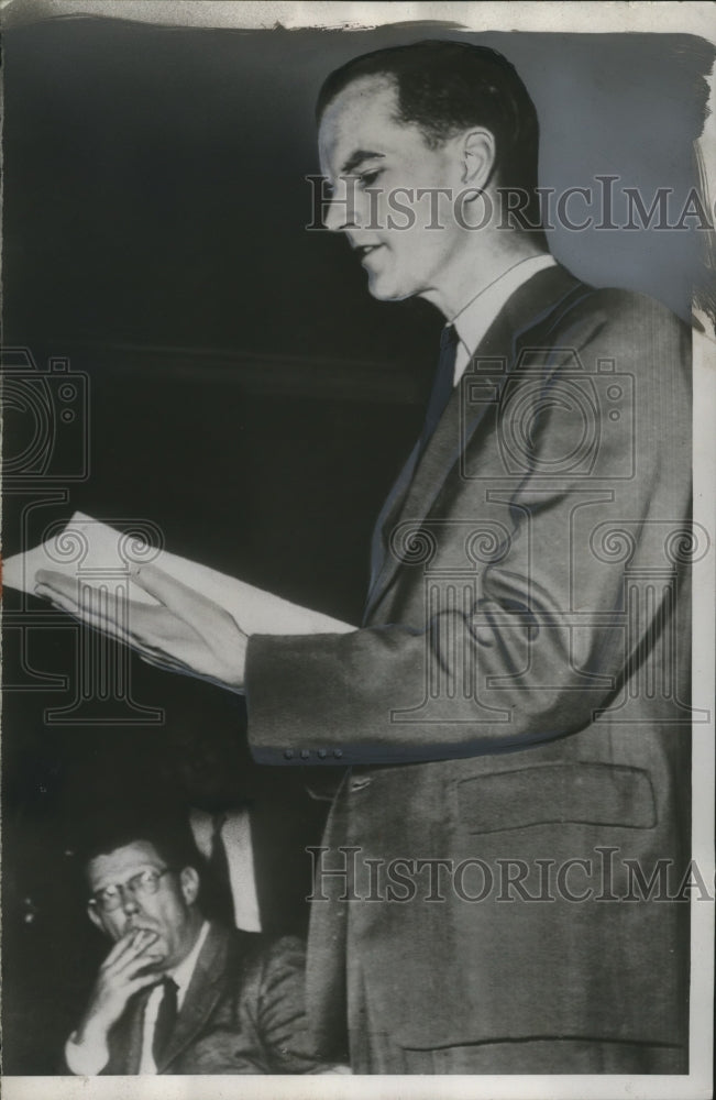 1953 Press Photo J.V. Rob British Press officer reads communique by Big three- Historic Images