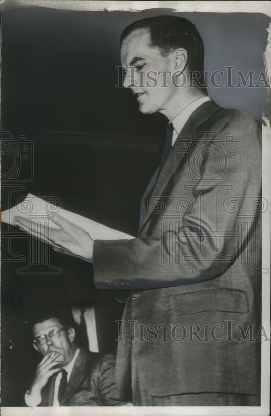 1953 Press Photo J.V. Rob British Press officer reads communique by Big three- Historic Images