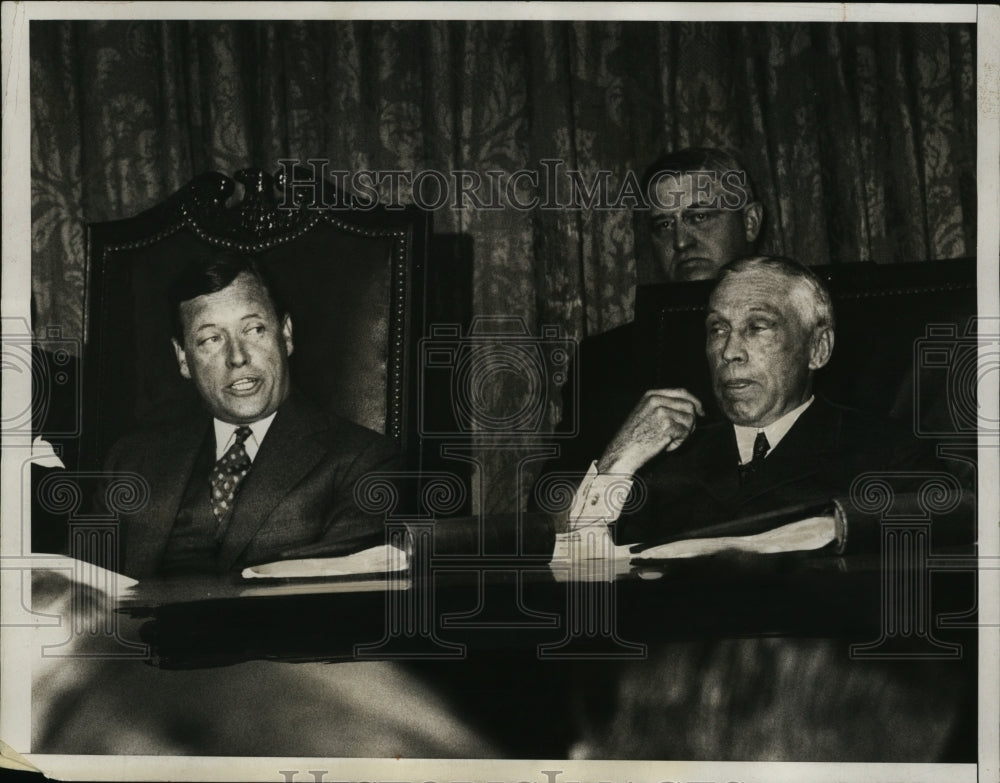 1932 Press Photo Mayor Joseph McKee, Chas Berry in Board of Estimate Meeting NYC