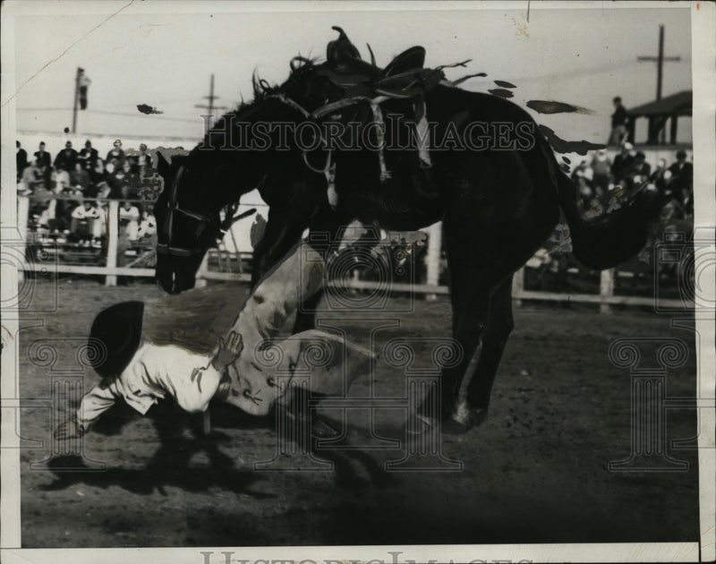 Load image into Gallery viewer, 1933 Press Photo Wayne Johnson &amp; Horse "Haywire" at Western Nat'l Livestock Show
