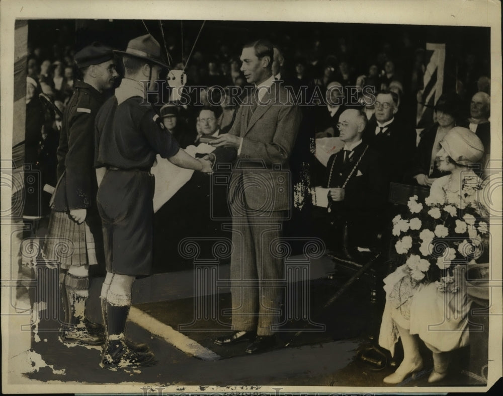 1926 Press Photo Duke of York Presents Patrol Leader Low of Lentrose Medal