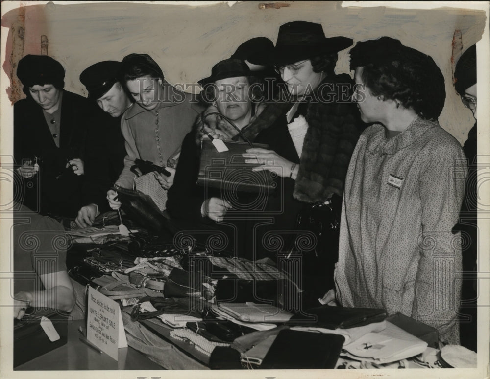 1940 Press Photo White elephant sale & women at the purse counter - neo10962